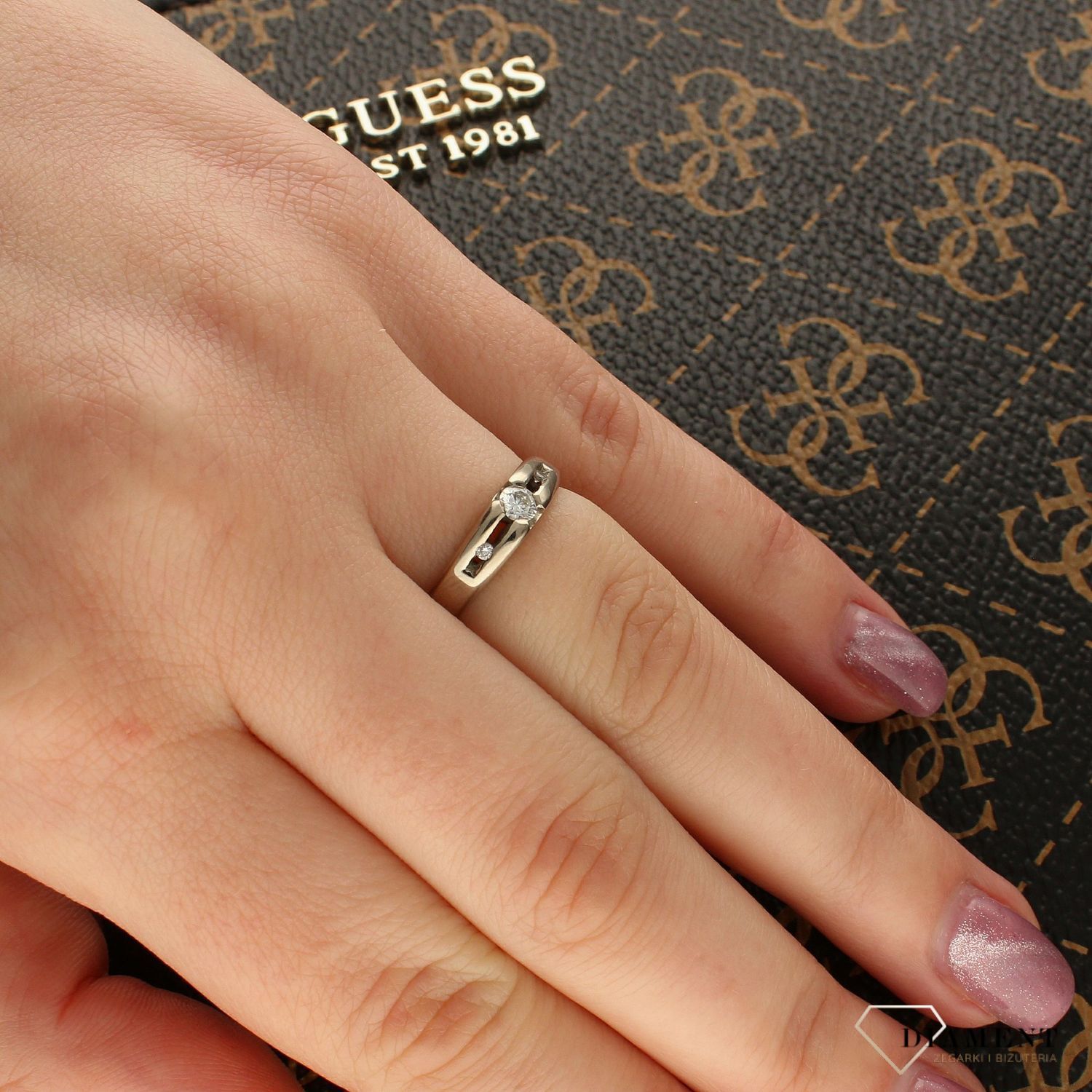 Złoty pierścionek 585 z białego złota z trzema diamentami 0,15 ct (SIW). Ponadczasowy wzór i certyfikat autentyczności w komplecie. Idealny na prezent lub zaręczyny.1.jpg